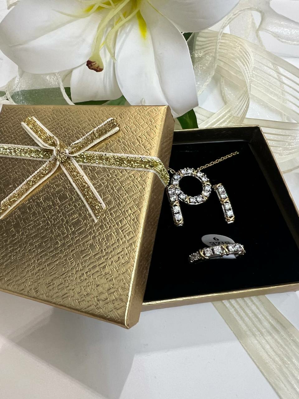 Набор украшений «Золотое сияние» Этот элегантный набор от бренда RADI Jewelry