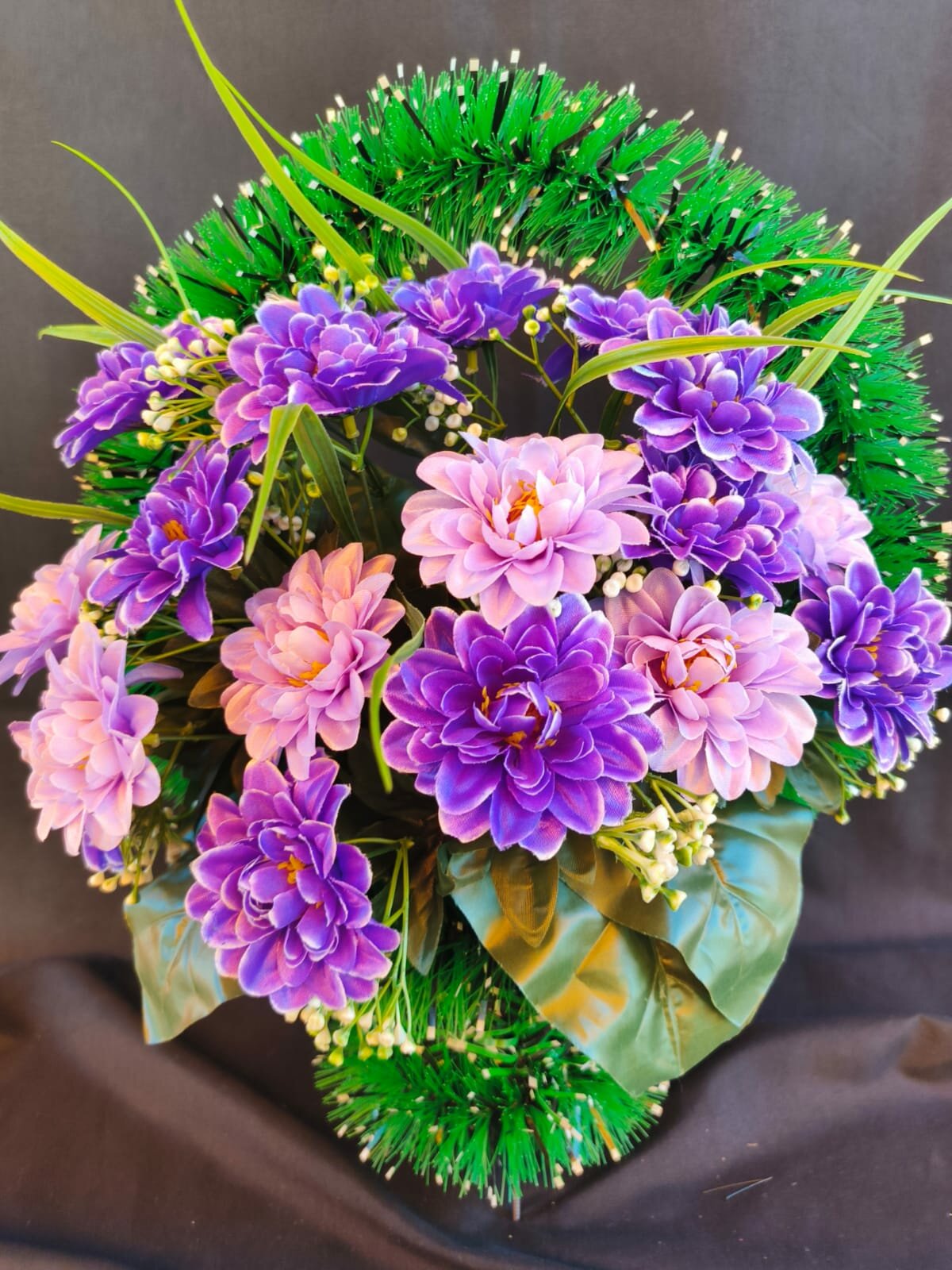 Корзина ритуальная "Хризантемы" фиолетовая высота 50 см на кладбище