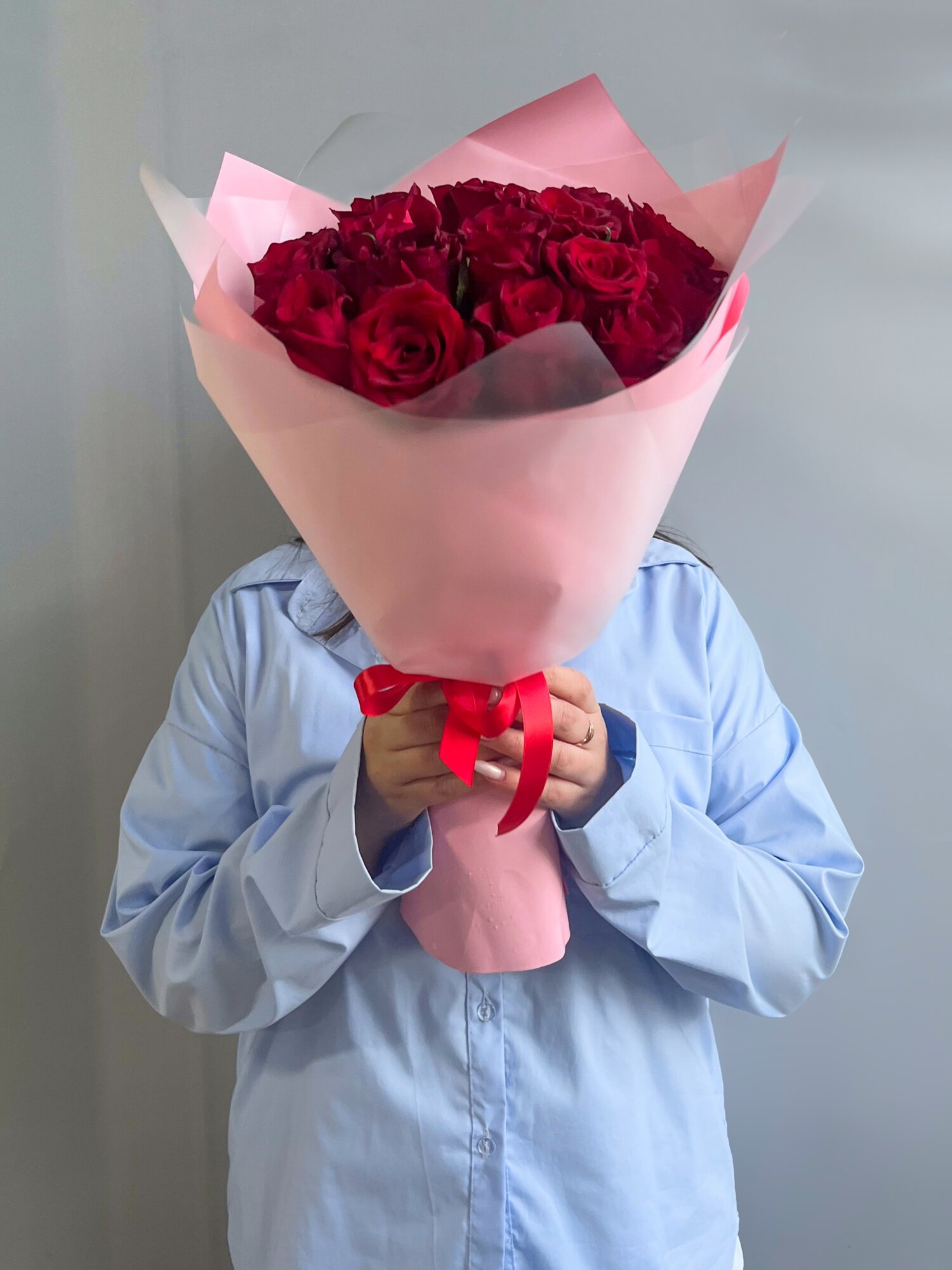 Монобукет "Красные розы", 15 роз, высота 40 см, в стильной упаковке — фото 1