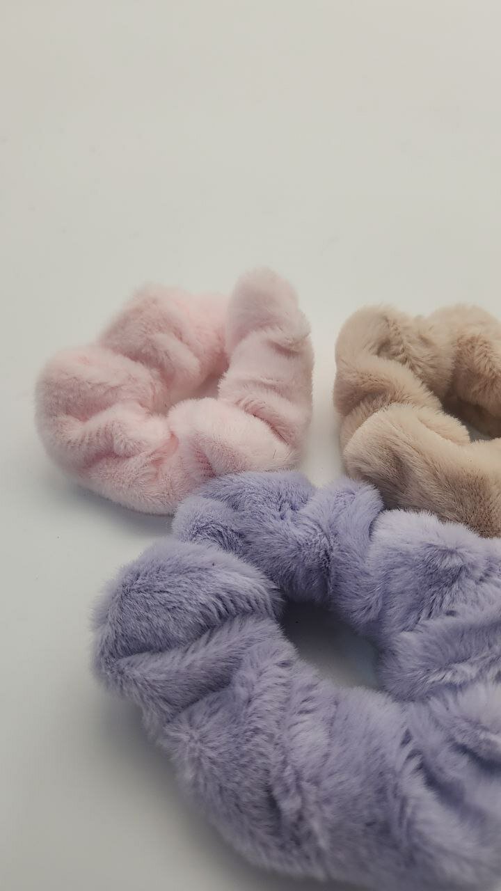 Резинки для волос разных цветов и стильные заколки для девушек на каждый день — фото 1