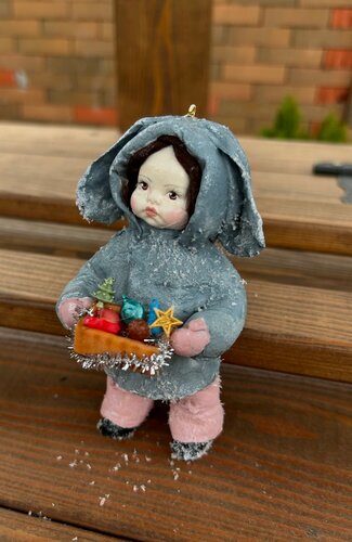 Изображение товара Малышка с ящиком елочных игрушек