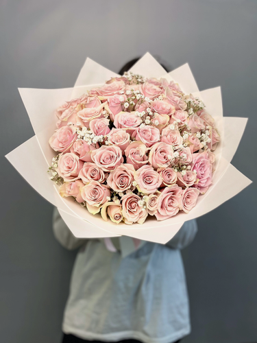 Изображение товара Монобукет 51 кенийская роза 40см с гипсофилой в стильном оформлении, универсальный подарок