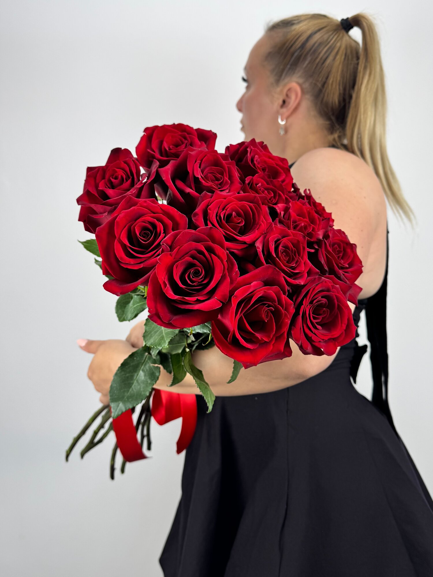 Роскошные красные розы под ленту (х15 / 60 см) / Камелия Flowers Shop