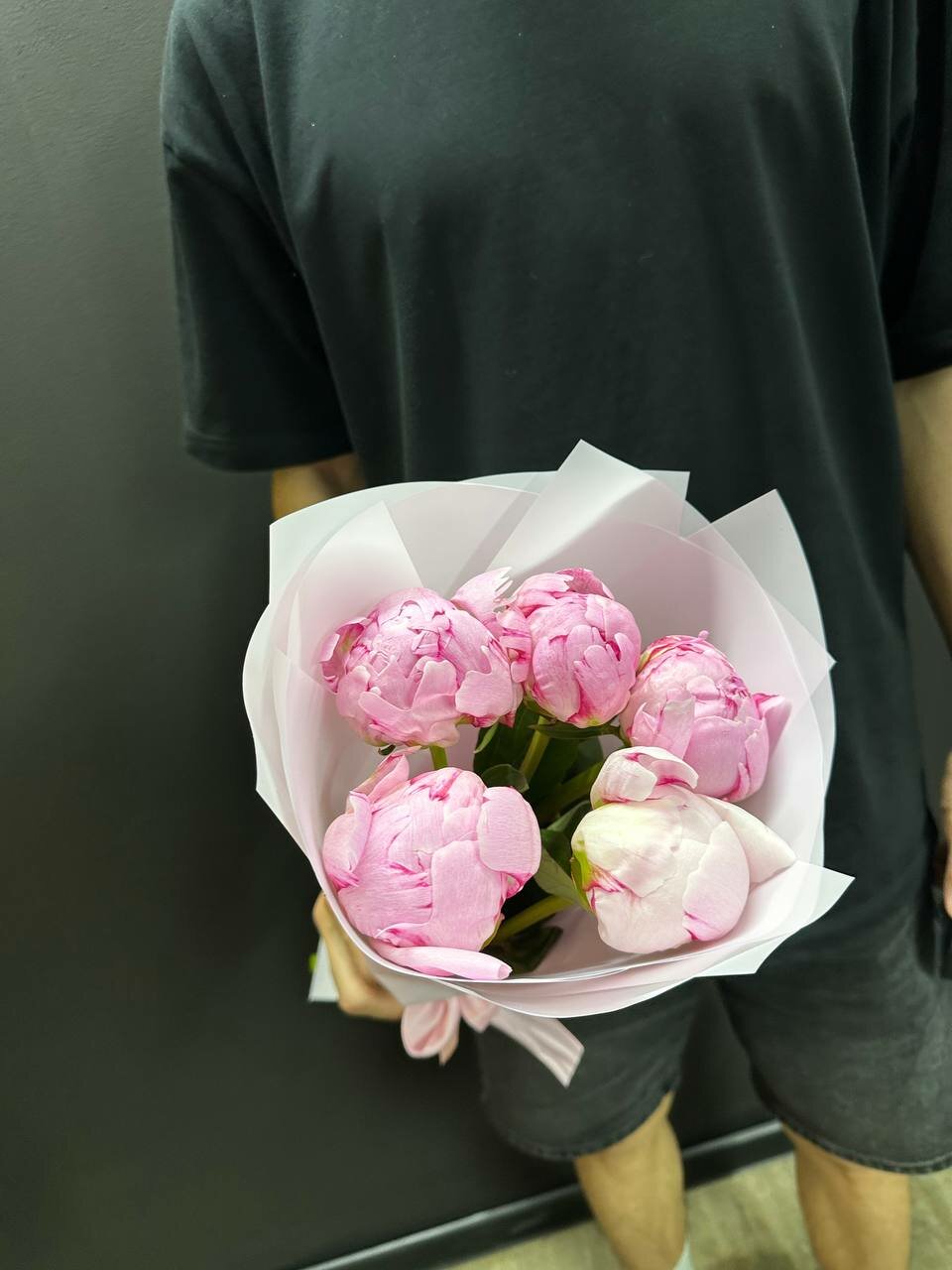 Букет Demin Flowers "Пионы Сара Бернар", 5 цветов, крафт-бумага, 60 см