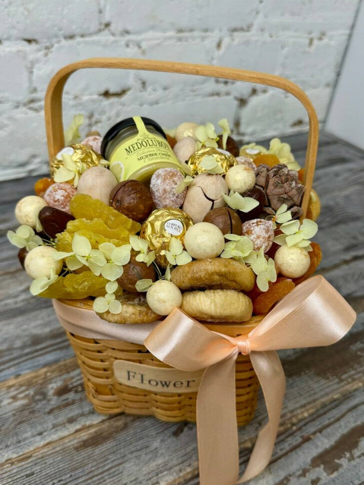 Корзина с гортензией сухофруктами орехами и мёдом (BuketOnline)