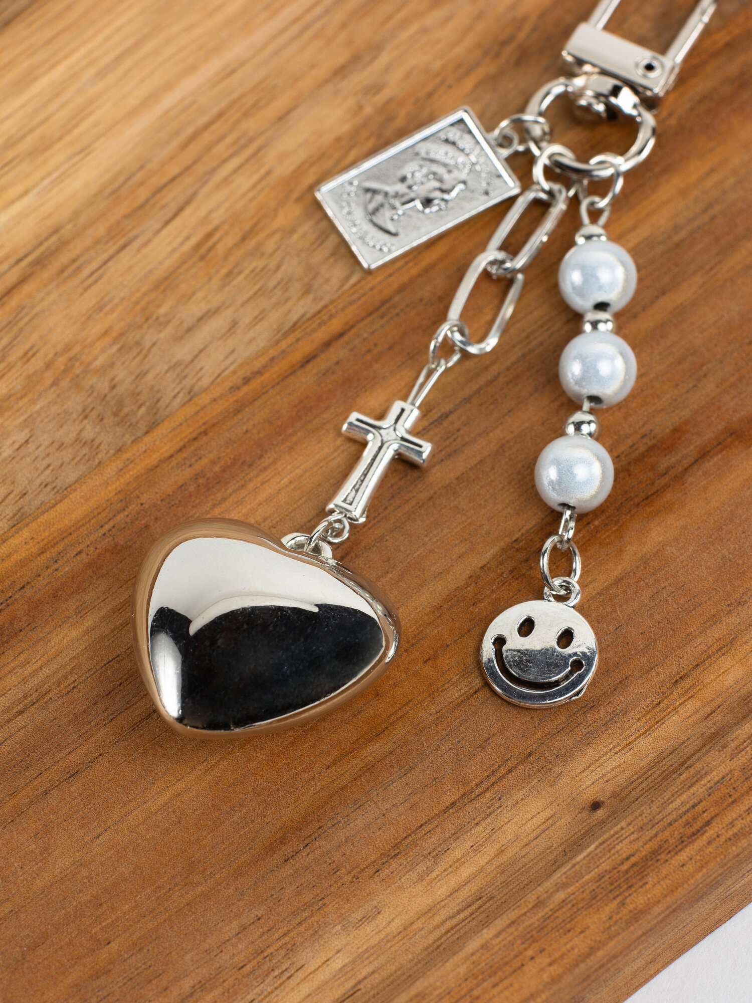 Брелок обвес для ключей, для телефона, украшение на сумку с сердцем — фото 1