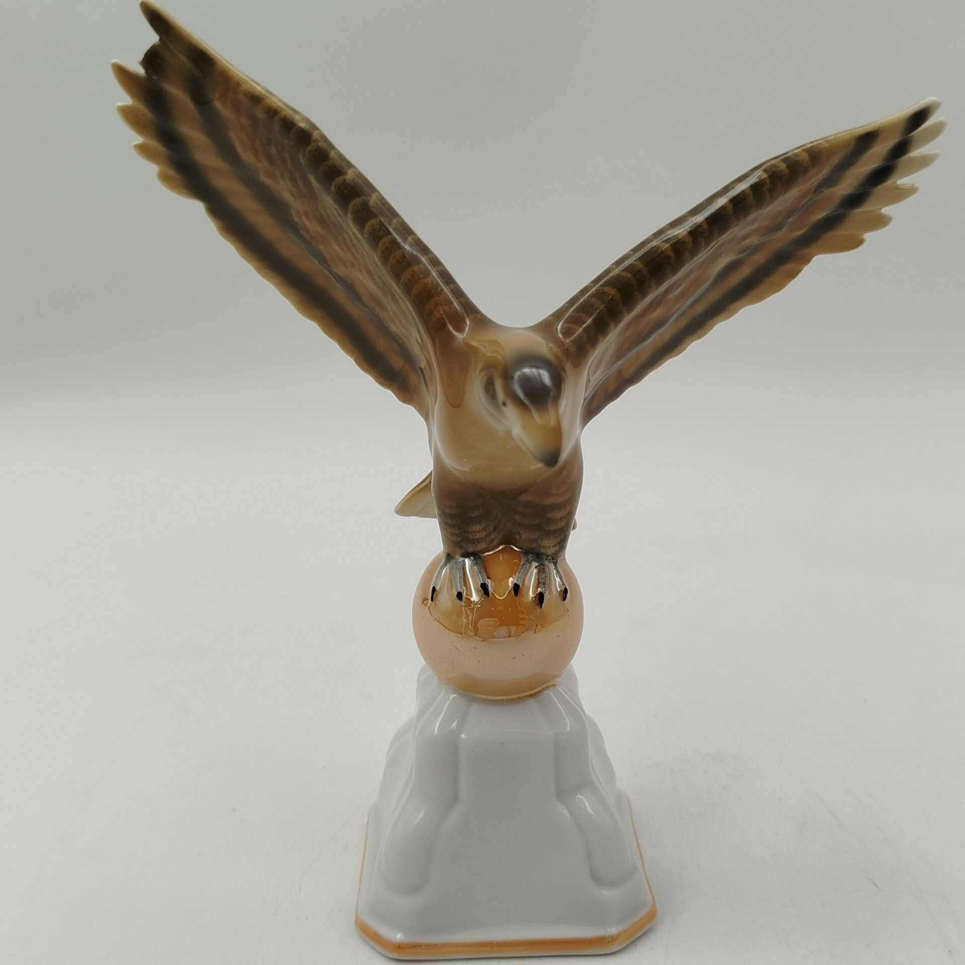 Статуэтка "Орел на шаре", фарфор, роспись, Unterweissbach Werkstätten (Унтервайсбах)
