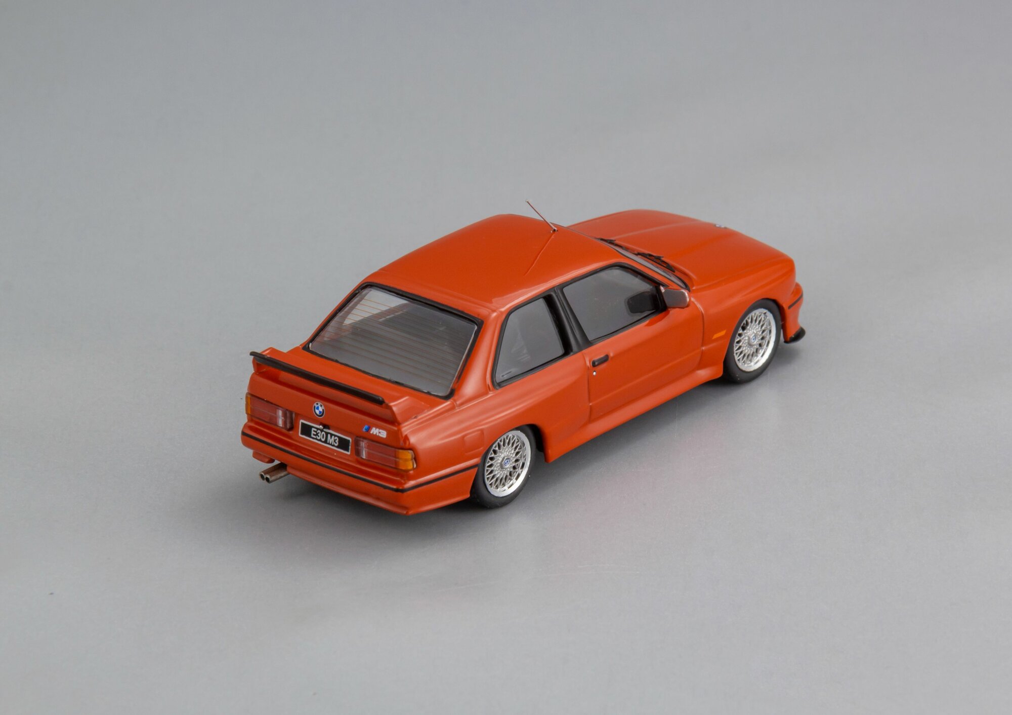 Коллекционная масштабная модель 1:43 BMW M3 (E30) Sport Evolution - 1990 от IXO — фото 1