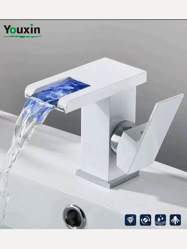 Изображение товара Смеситель для раковины в ванной со светодиодной подсветкой, 3 цвета, меняющие цвет излива водопада, одна ручка, одно отверстие, смеситель для холодной и горячей воды