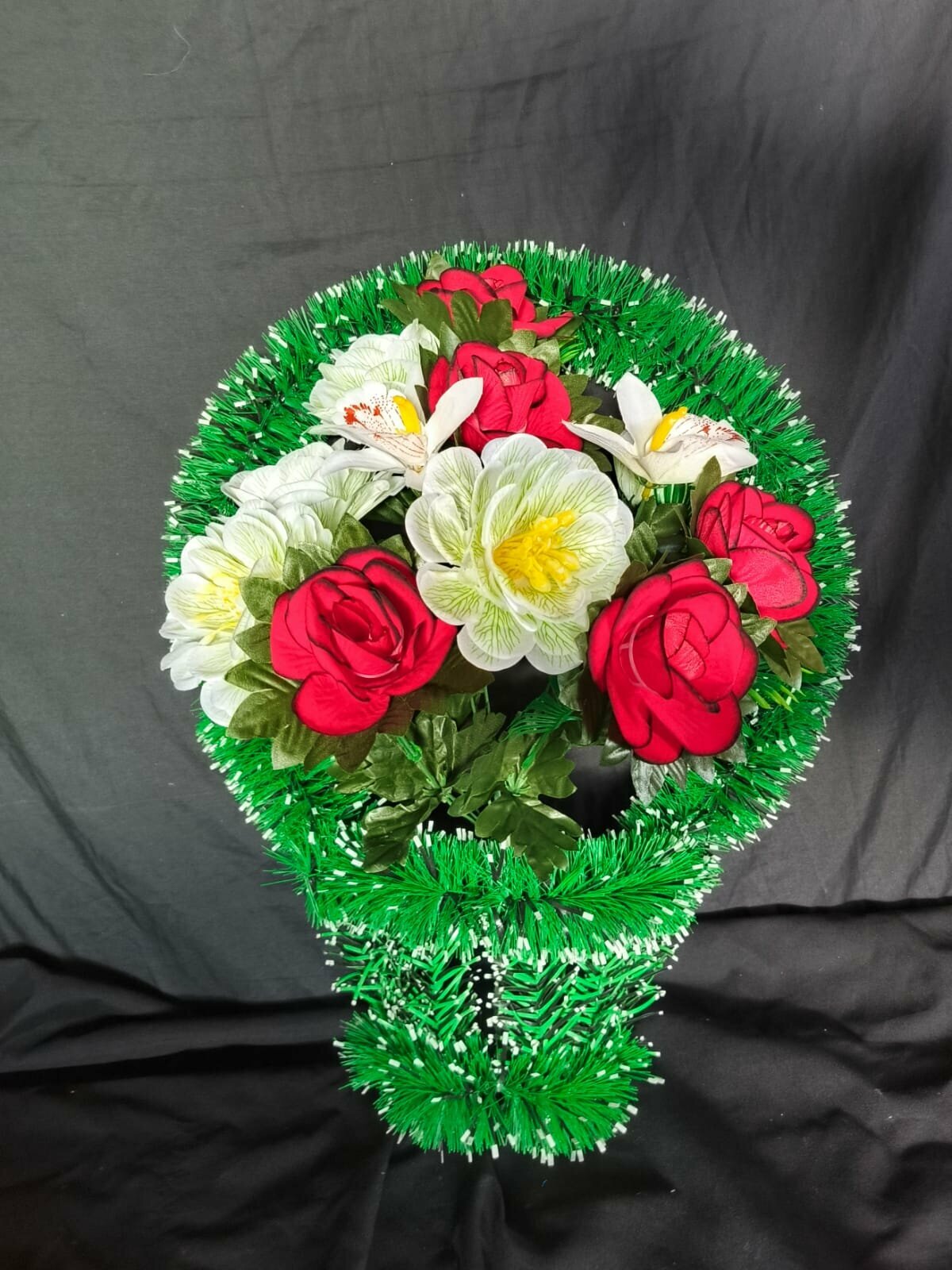 Полу корзина на крест с герберами и гвоздиками бархат красный 52x36 см