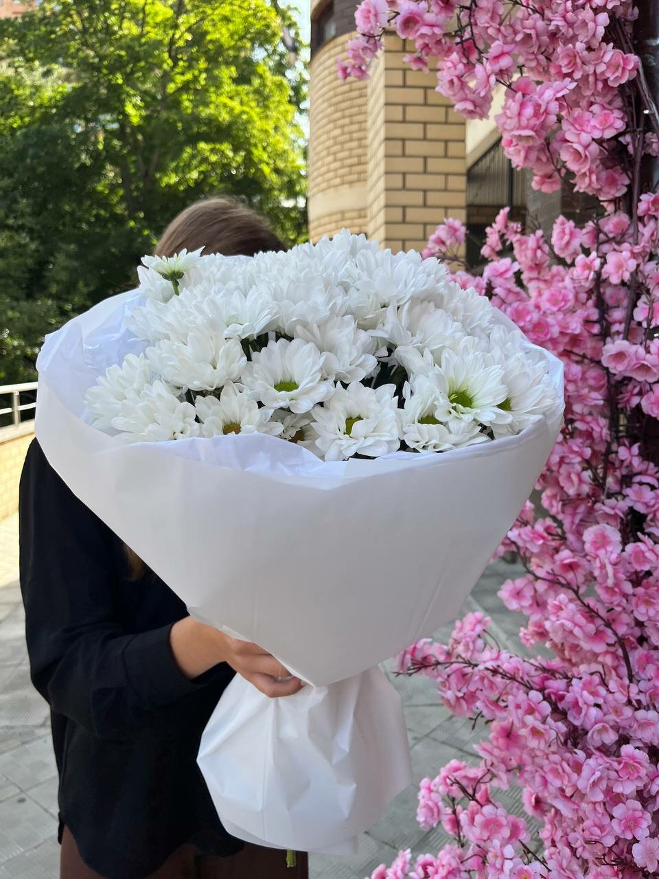 Букет ромашек из ромашковидных хризантем 7 шт в дизайнерской упаковке