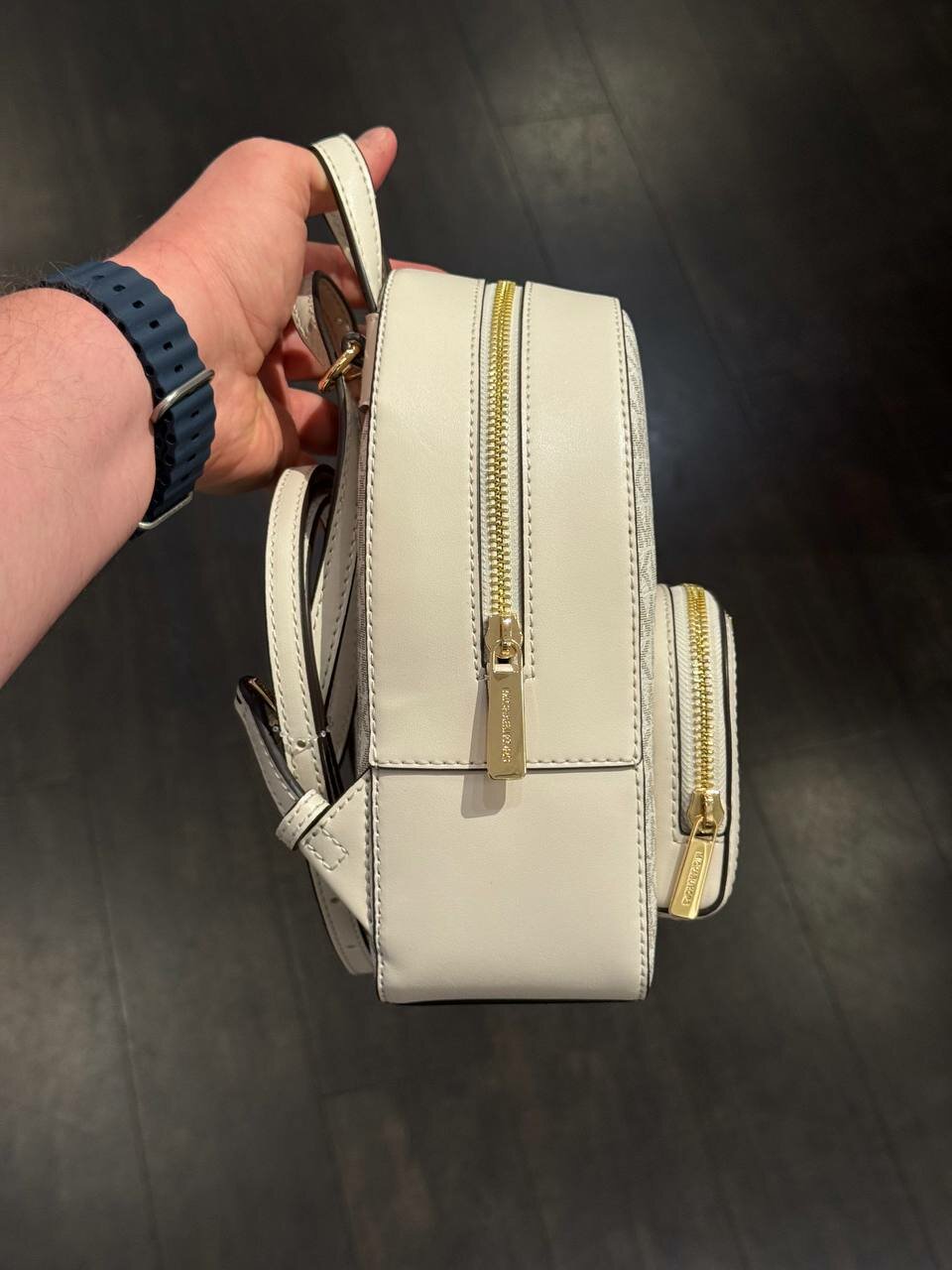 Рюкзак MICHAEL KORS Рюкзак женский ванильный в монограмму маленького размера трансформер Michael Kors XS Jaycee Convertible Zip Backpack 35T2G8TB1B LT CRM MULTI, фактура матовая, рельефная, перфорированная, зернистая, ваниль — фото 1
