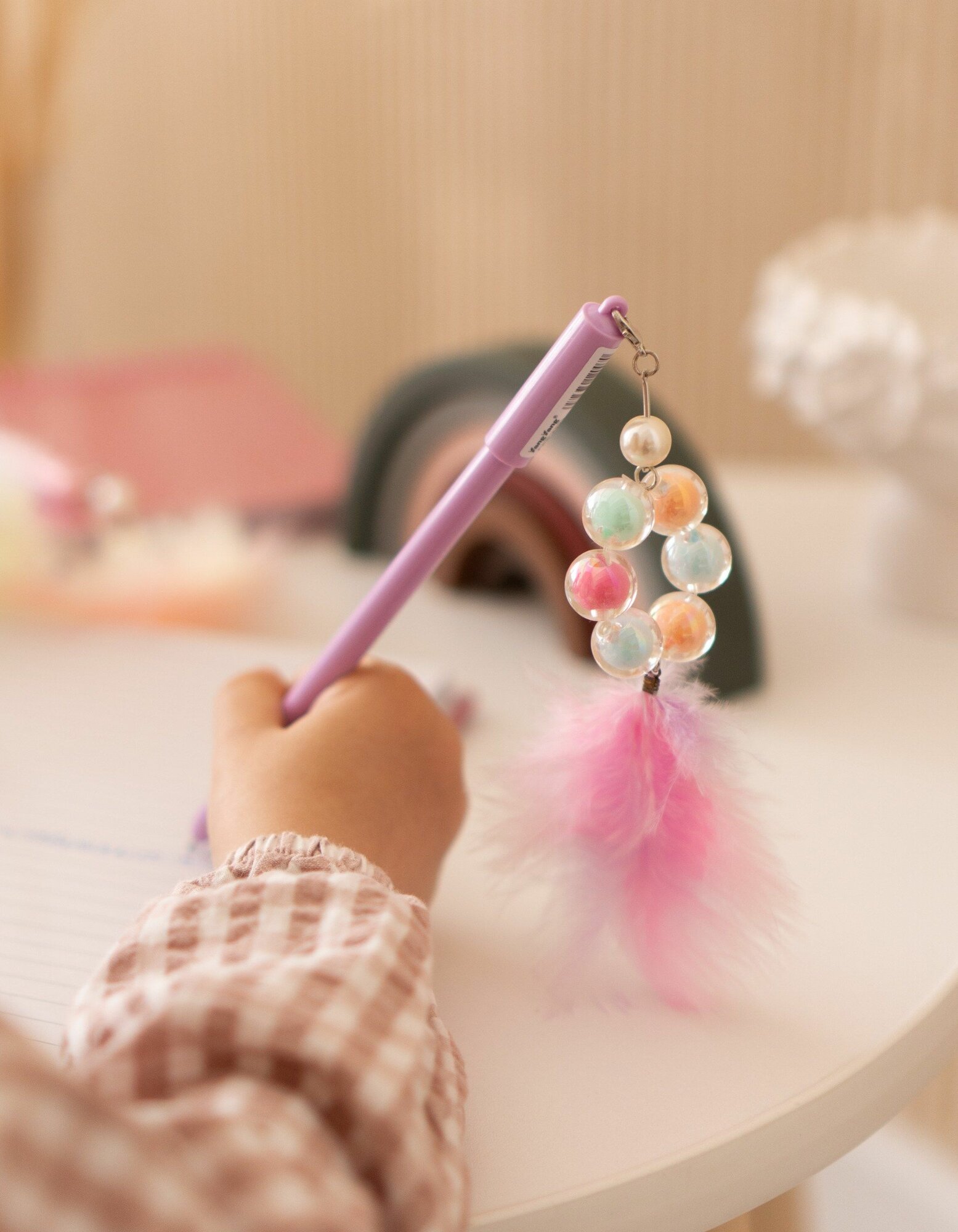 Ручка с перьями и бусинами — фото 1