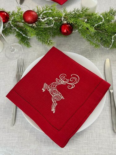 Изображение товара Набор новогодних сервировочных салфеток из ткани "Олень", красный, 43*43см, 2 шт.