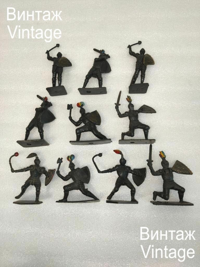 Винтажный набор игрушек 10 пластиковых солдатиков "Средневековые воины" высота 6 см