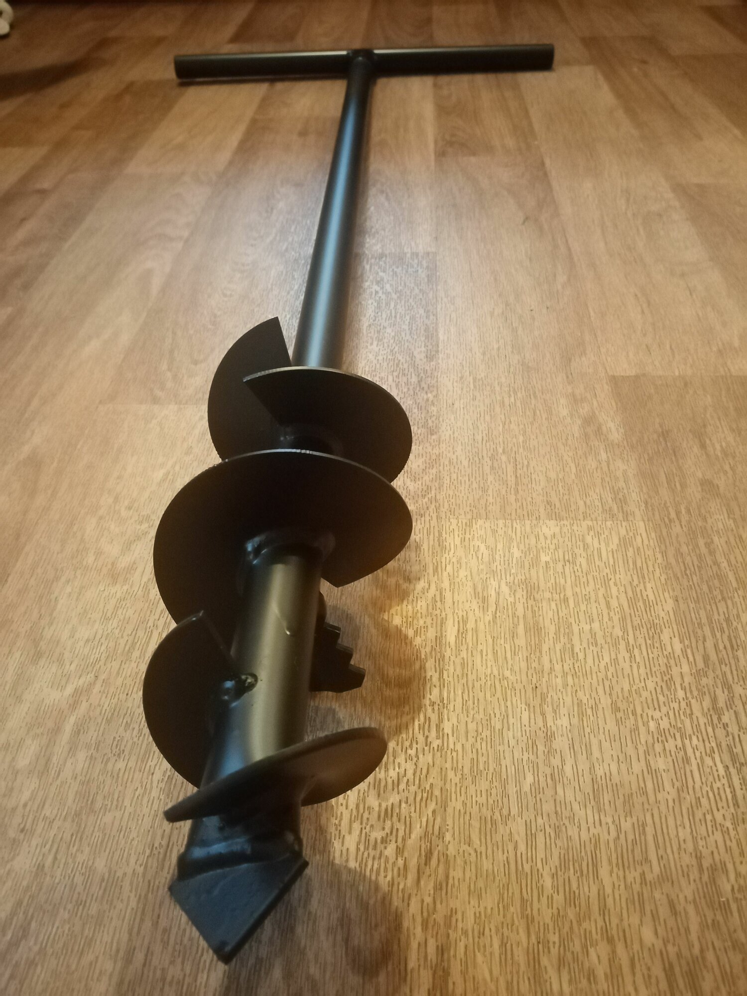 Бур садовый 3х шнековый D-100мм x1 метр Т-образная рукоятка металлический чёрный