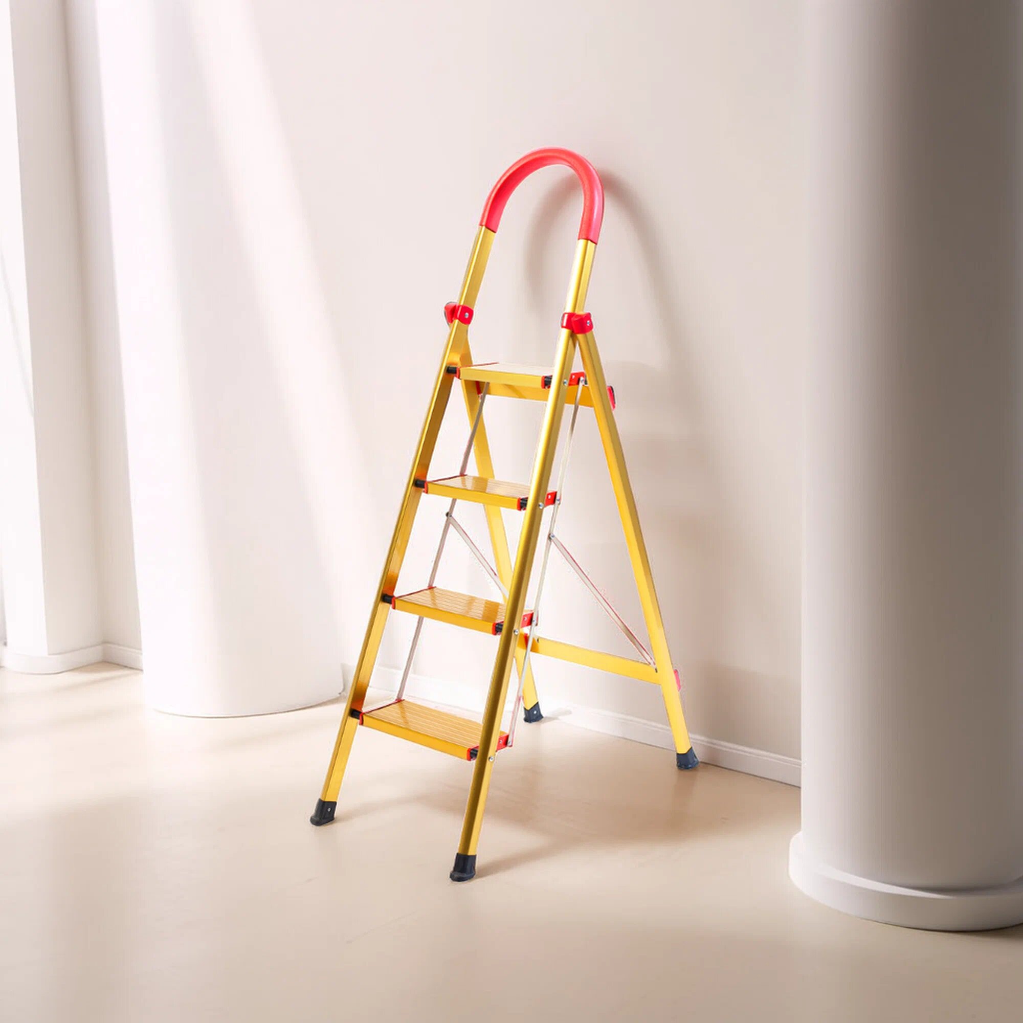 Стремянка алюминиевая с широкими ступенями Мастер Инструмент SM  HLD 04  GOLD  4 ступени