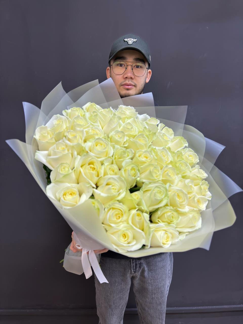 Пышный букет из роз сорта Аваланш высотой 70 см WOW-Flowers с доставкой