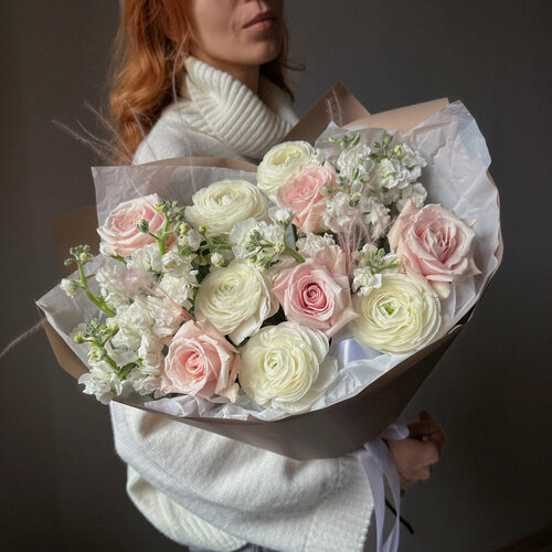 Изображение товара Пышный букет с ранункулюсами, маттиолой и пудровыми розами, размер М. Veresk 860
