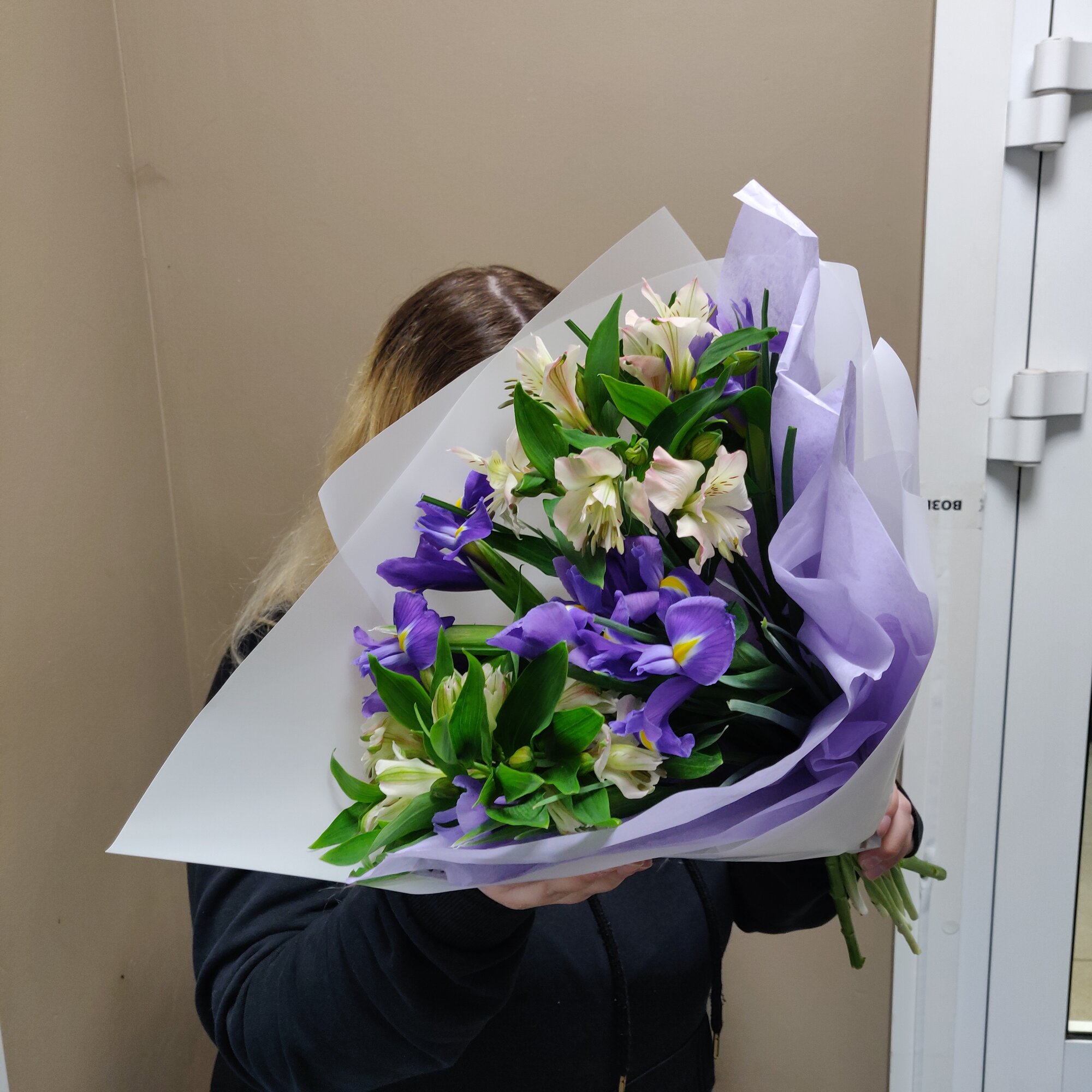 Нежный букет синих ирисов и альстромерии в авторской упаковке.