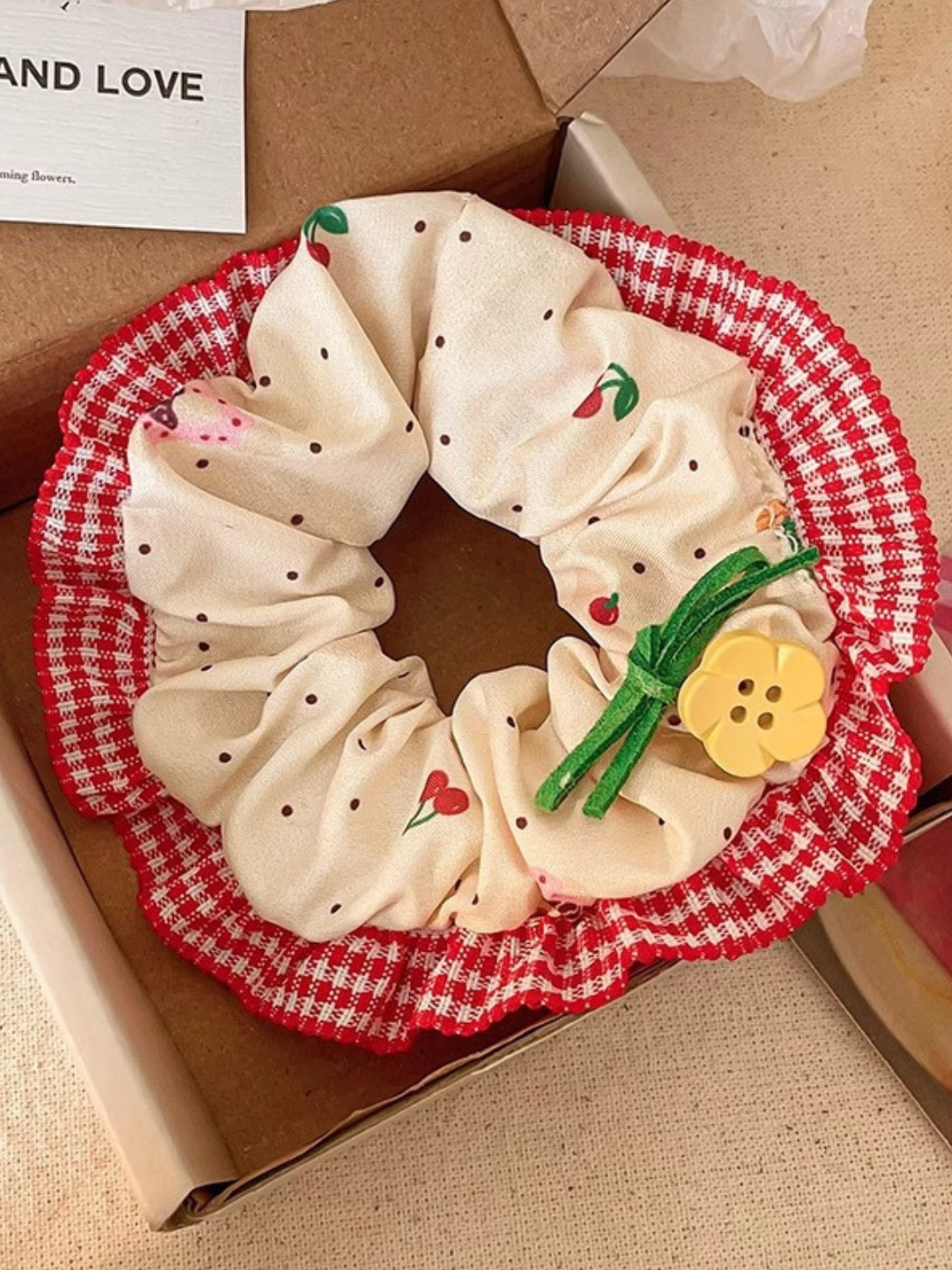 Мягкая структура резинки не травмирует волосы, не выдёргивает и не ломает их, не вызывает дискомфорта и головной боли