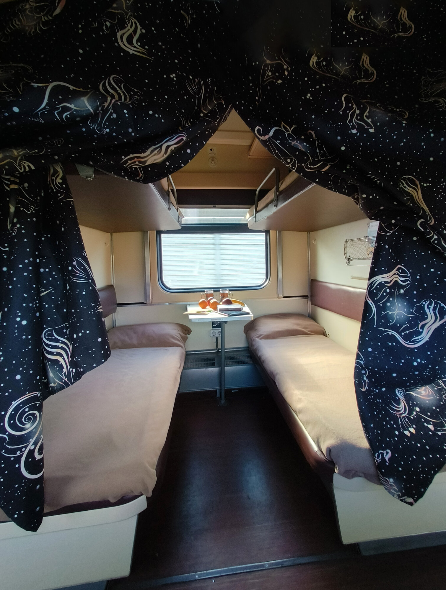 Занавеска в поезд плацкарт, шторка на дверь, черно-золотая с зодиаком, купе.