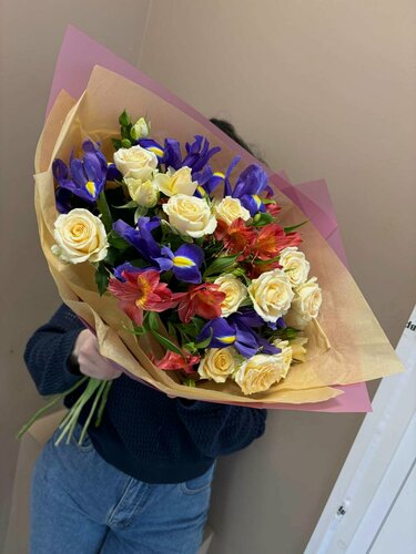 Изображение товара Яркий, сочный букет кустовых роз , ирисов и альстромерии в авторской упаковке