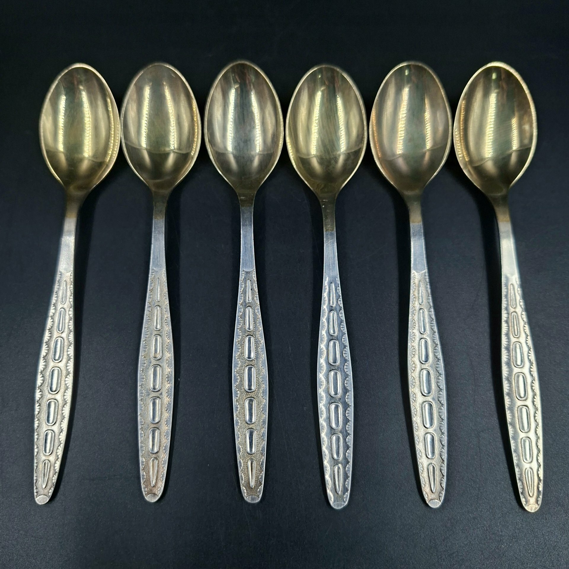 Набор из шести чайных ложек с орнаментальным декором на черенках