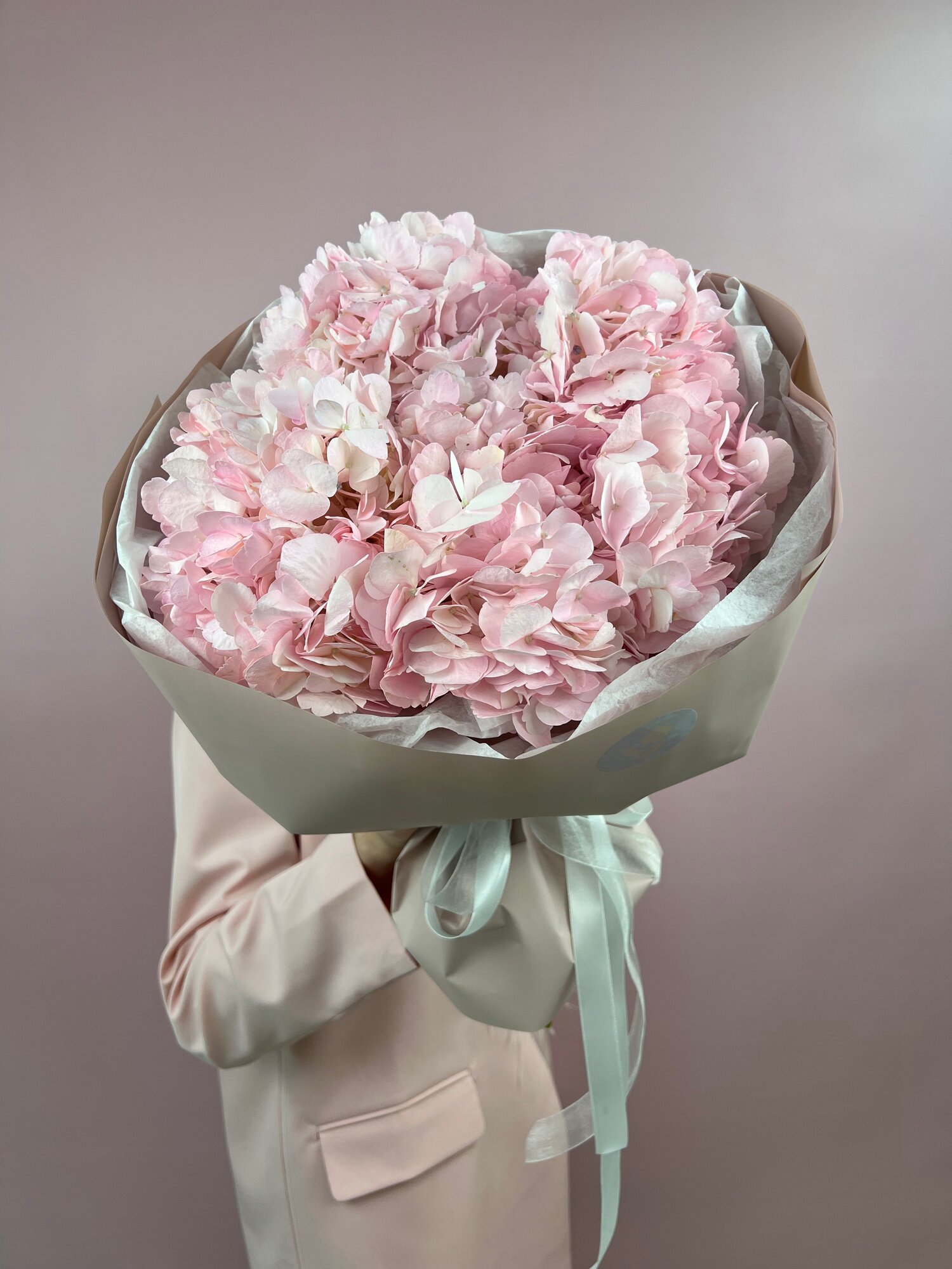 Моно букет из розовой гортензии 5 штук в розом оформлении дизайнерской упаковки