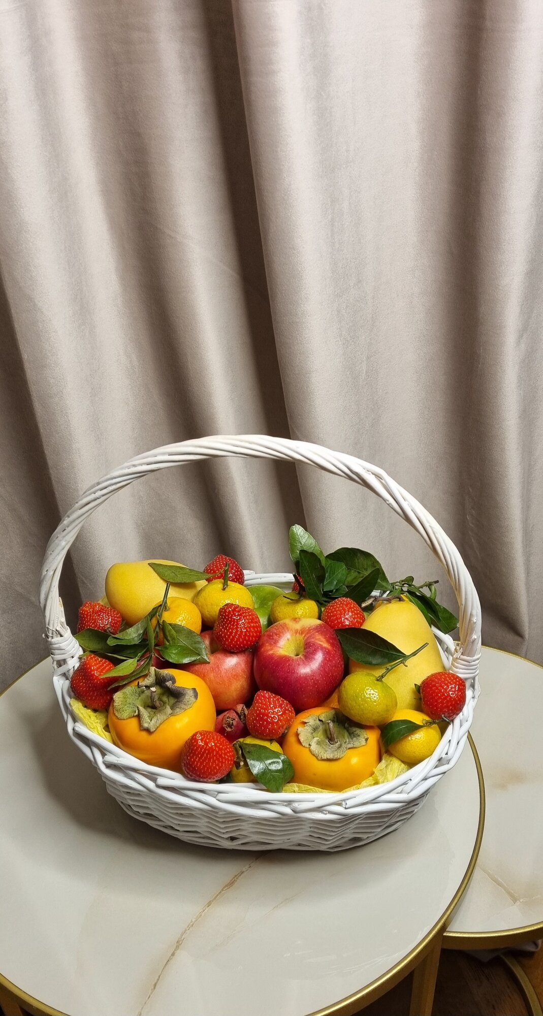 Фруктовая корзина с манго новогодний подарок для родных и коллег