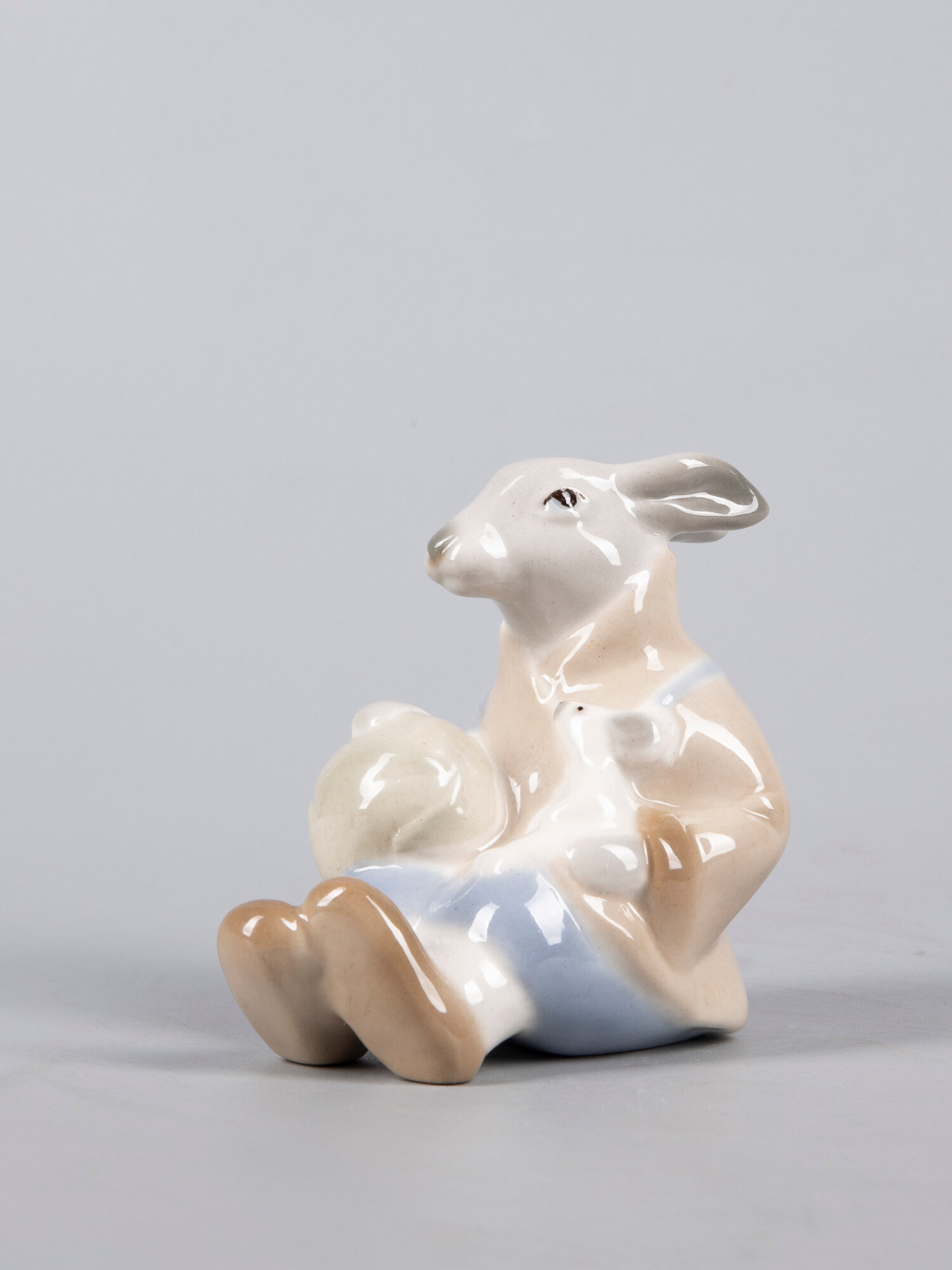 Фарфоровая статуэтка Заяц с капустой Забота, Императорский фарфоровый завод