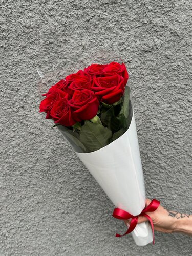 Изображение товара Букет из 9 красных роз в упаковке, высота 40 см / Радуга Букет