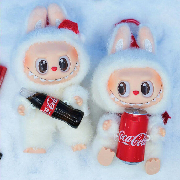 Монстр SURPRISE SHAKE (стоячий), LABUBU THE MONSTERS - COCA-COLA SERIES, игрушка - подвеска Лабубу