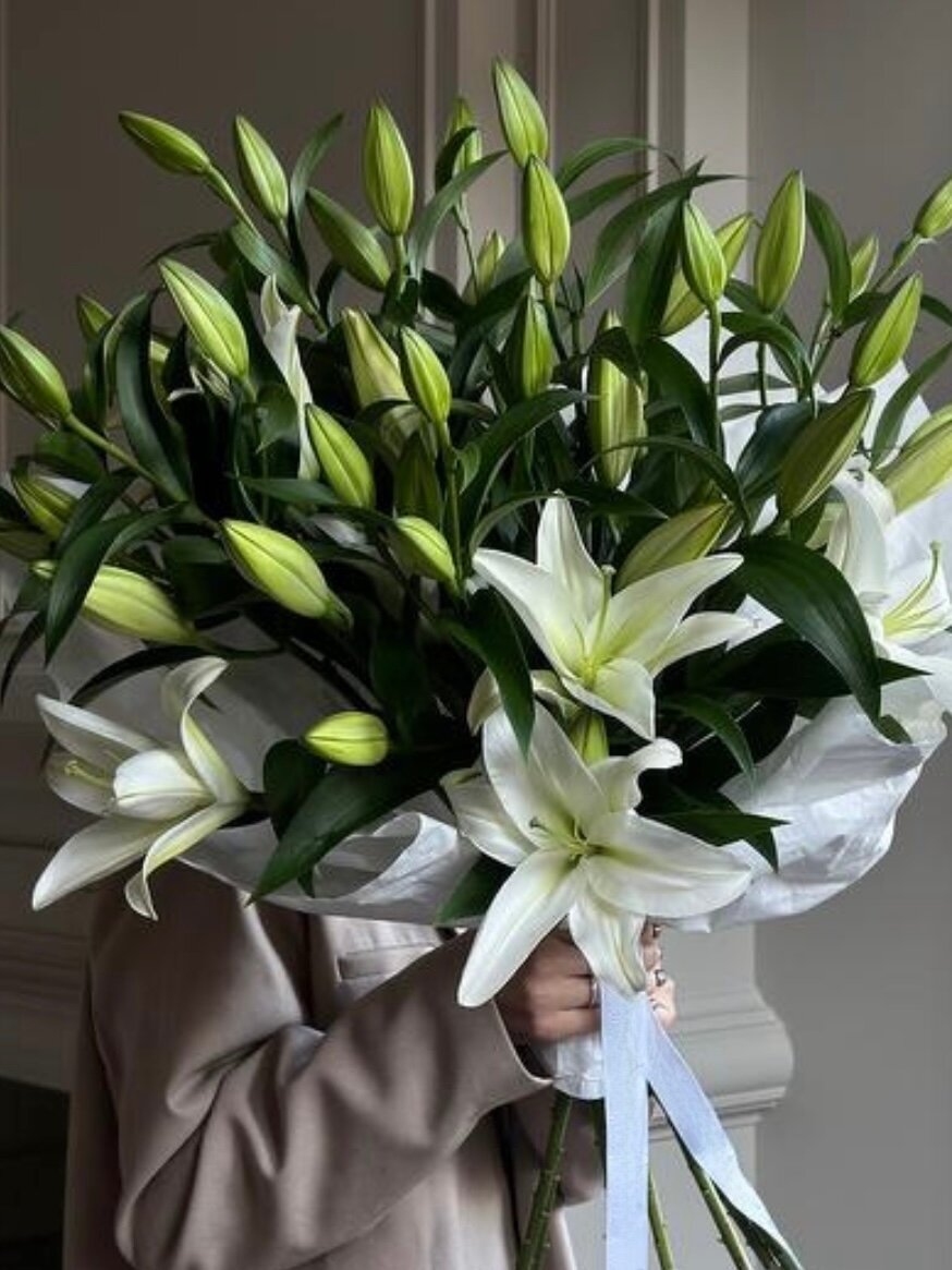 Букет цветов Белые Лилии 9 шт в изящной упаковке на акваножке