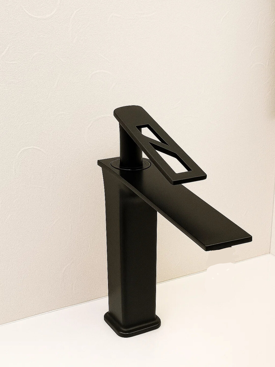 Современный смеситель для раковины с эргономичной ручкой и полным монтажным комплектом