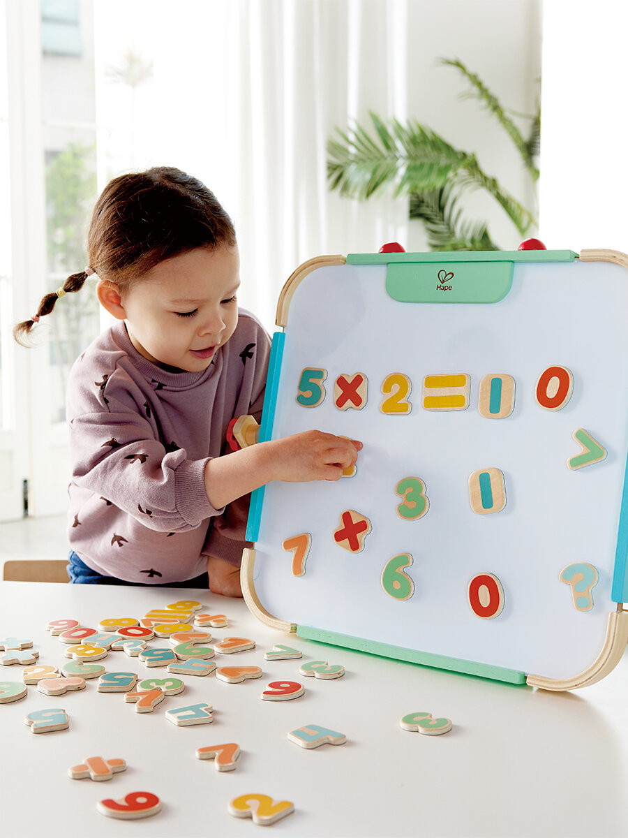 Деревянные магнитные цифры Hape "Учимся считать с Hape", 54 элемента E2007_HP — фото 1