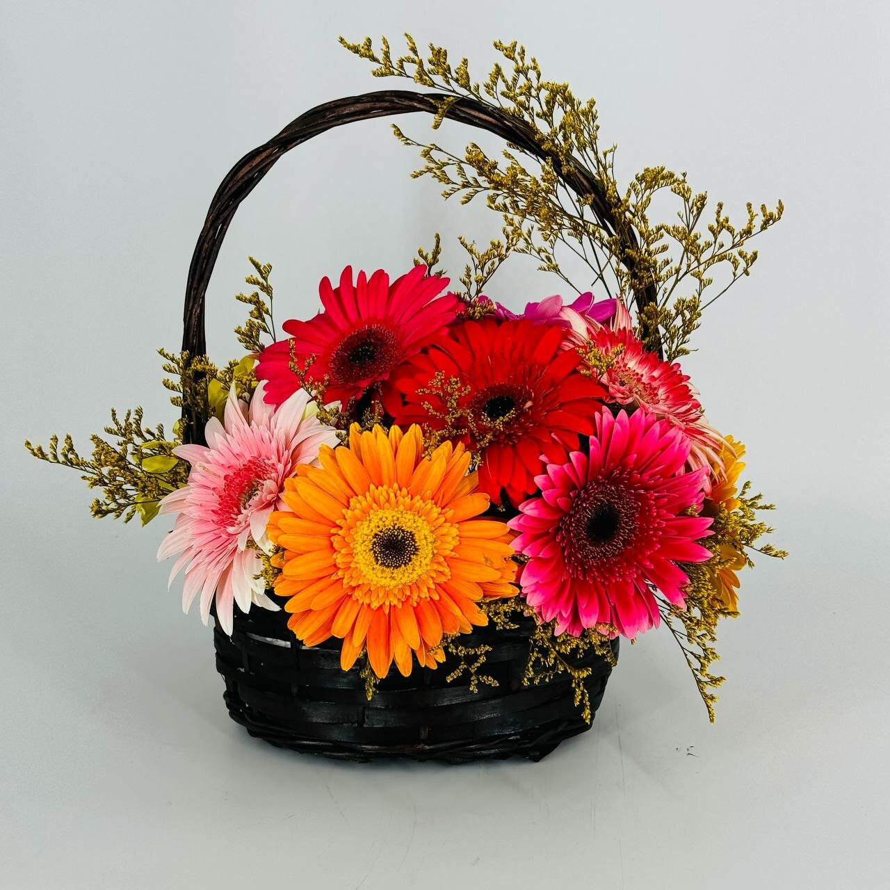 Корзинка с герберами. Цветы герберы в корзине. Букет из гербер