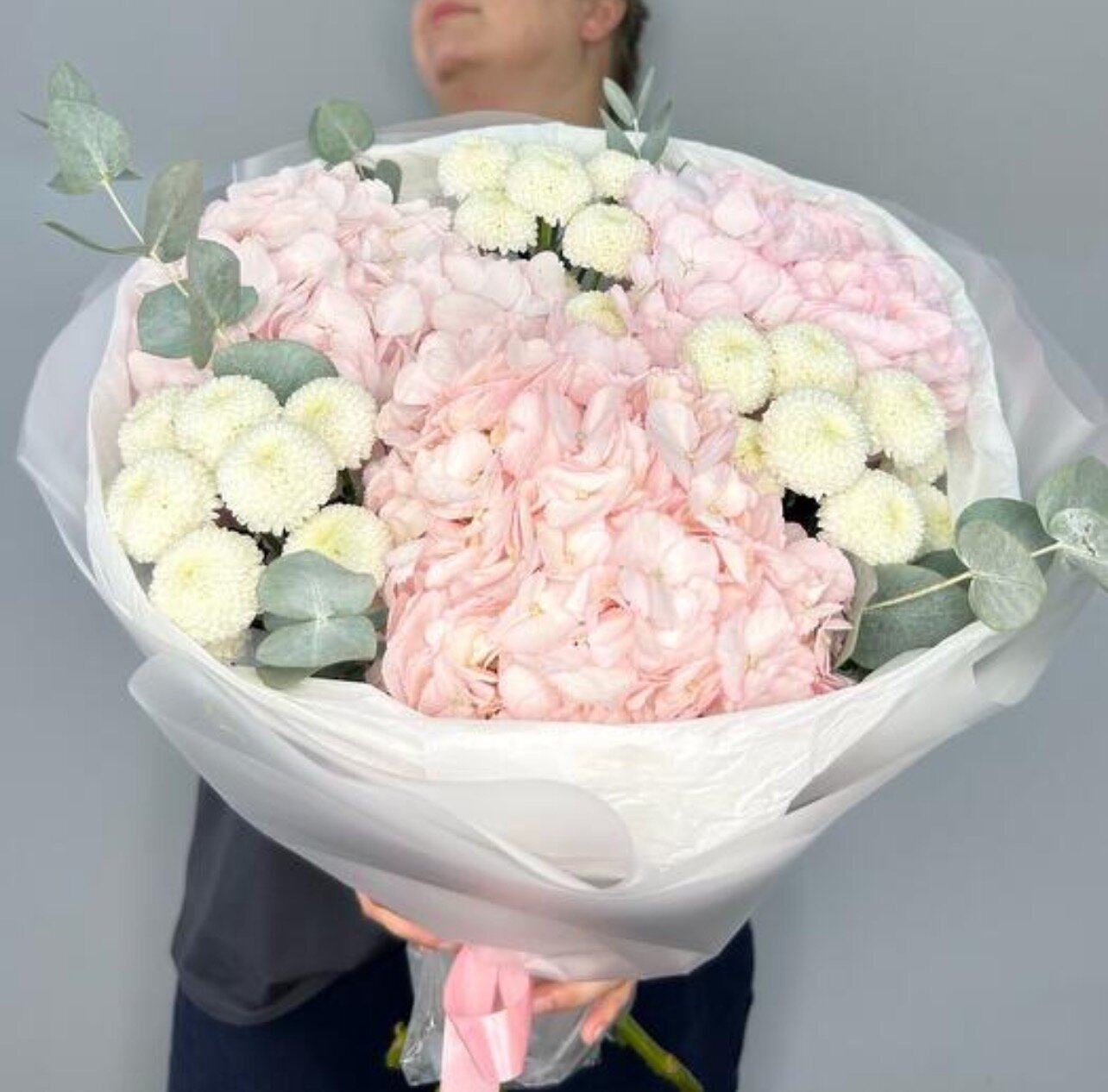 Букет цветов Flowery Hills  нежный букет из гортензии розовой  хризантемы кустовой и эвкалипта оттенок гортензии или цвет может отличаться