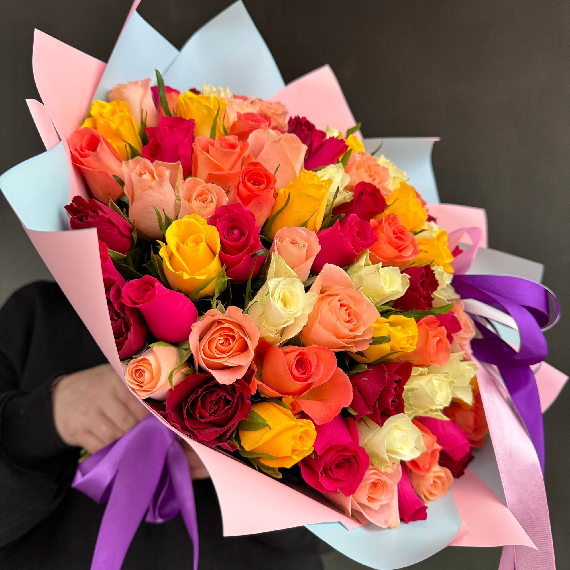 Розы Кения 41 шт Микс 40 см (на фото 100 шт) в двухцветной упаковке арт. 05111838 - Просто роза ру st hi po kr ak