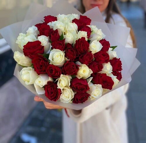 Изображение товара Букет Joy Flowers из 51 красно-малиновой и белой кенийской розы, высота 40 см