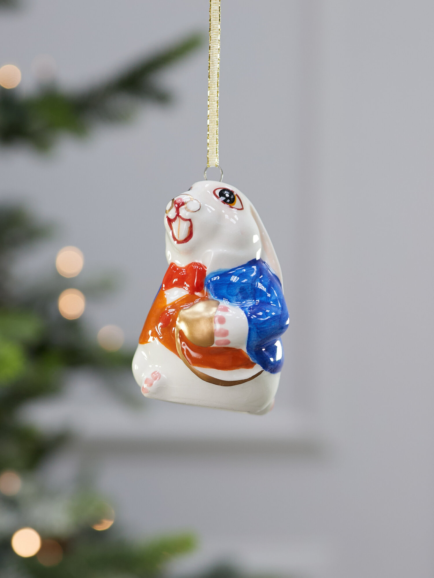 Елочная игрушка "Кролик в костюме", фарфор, 8см, комплект 1шт — фото 1