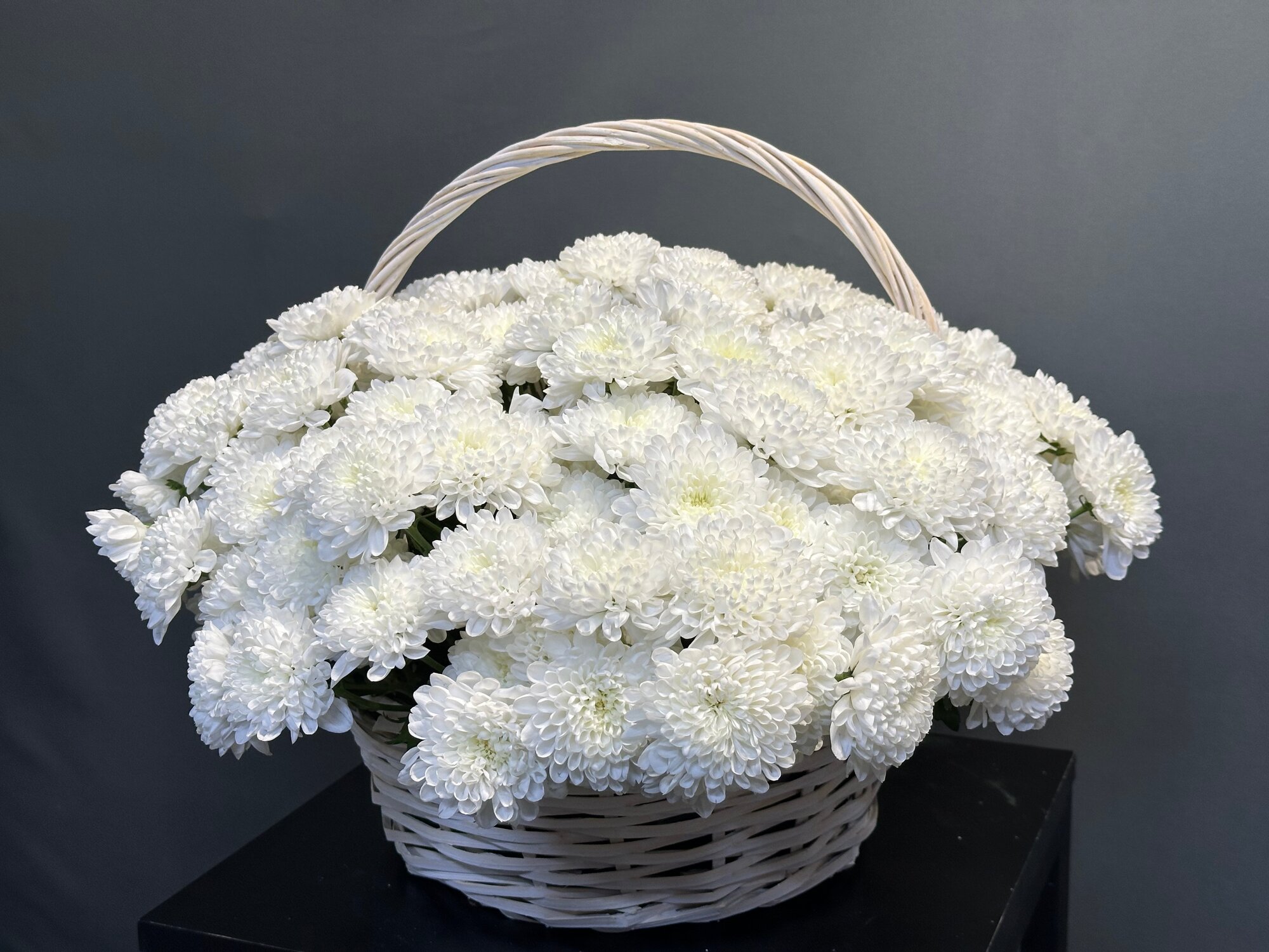 Корзина из хризантем от MarcusFlowers