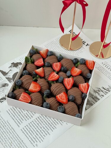 Изображение товара Клубника в шоколаде с голубикой и нарезкой свежей клубники 16-20шт CHOCO BAR