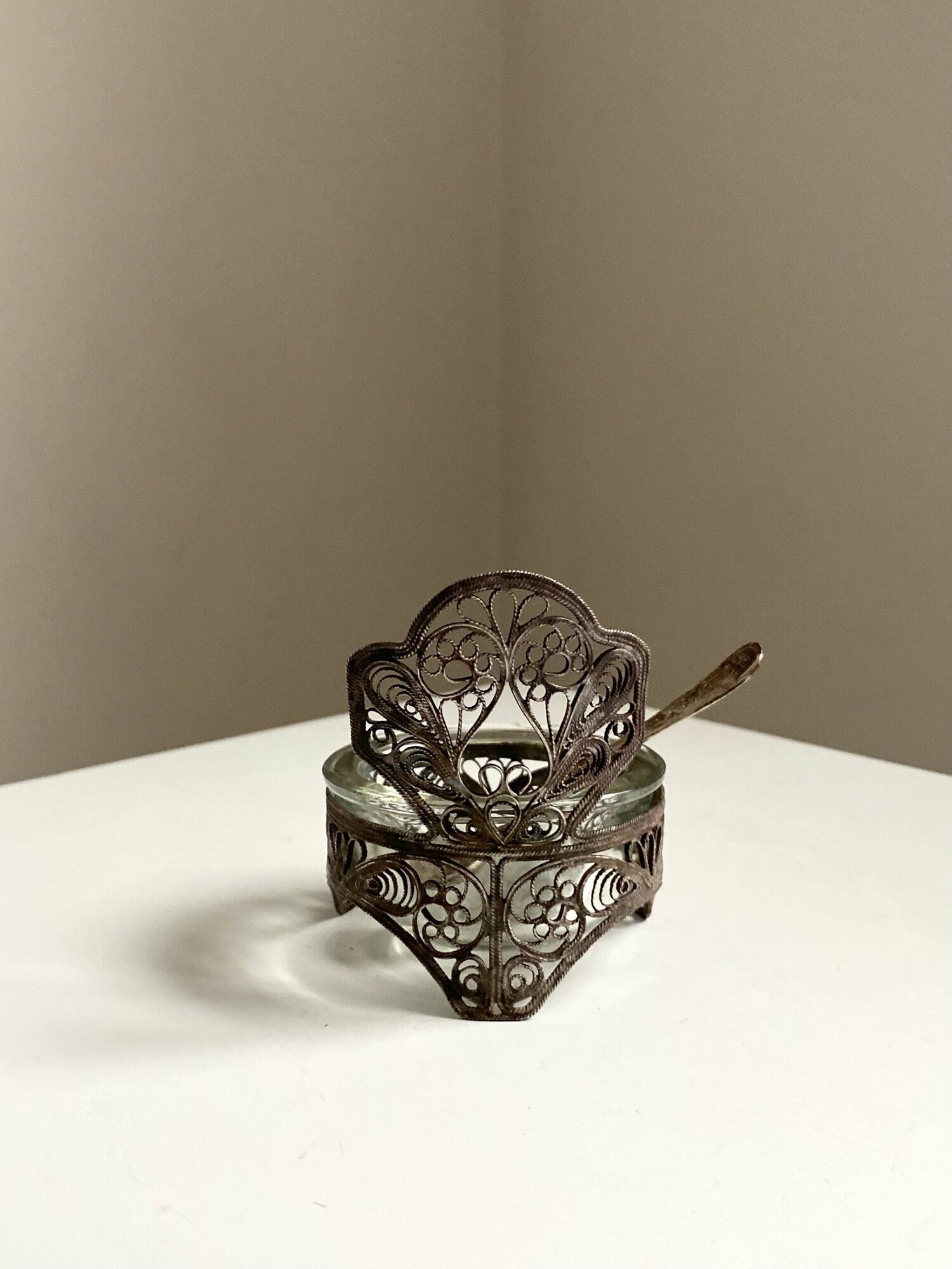 Солонка "Трон" Скань. Мельхиор. СССР. Высота: 7 см. — фото 1