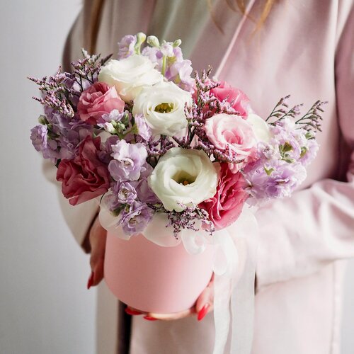 Изображение товара Композиция в коробке "Весенний миг" с маттиоллой, лимониумом и эустомой в розовом и сиреневом цвете