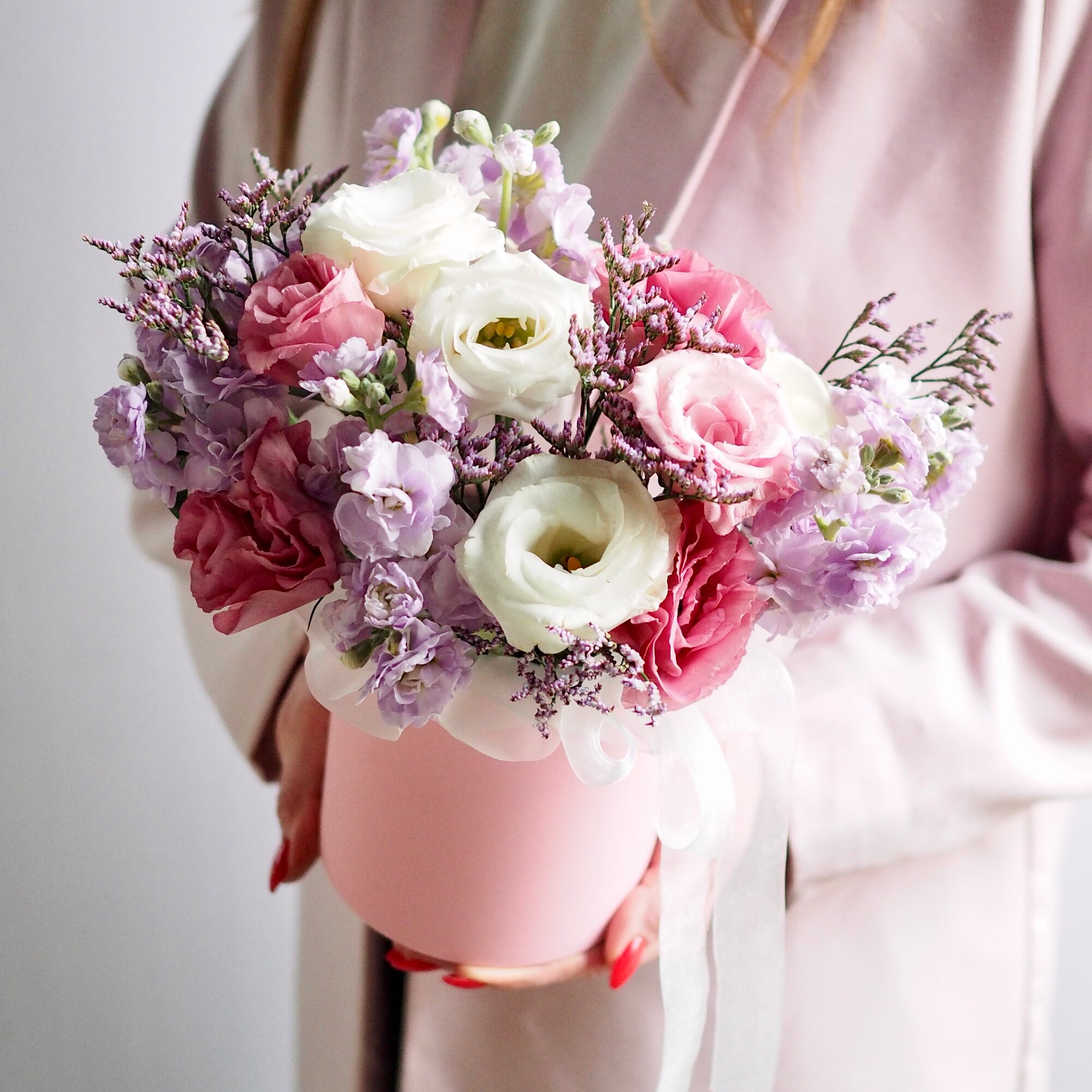 Композиция в коробке "Весенний миг" с маттиоллой, лимониумом и эустомой в розовом и сиреневом цвете