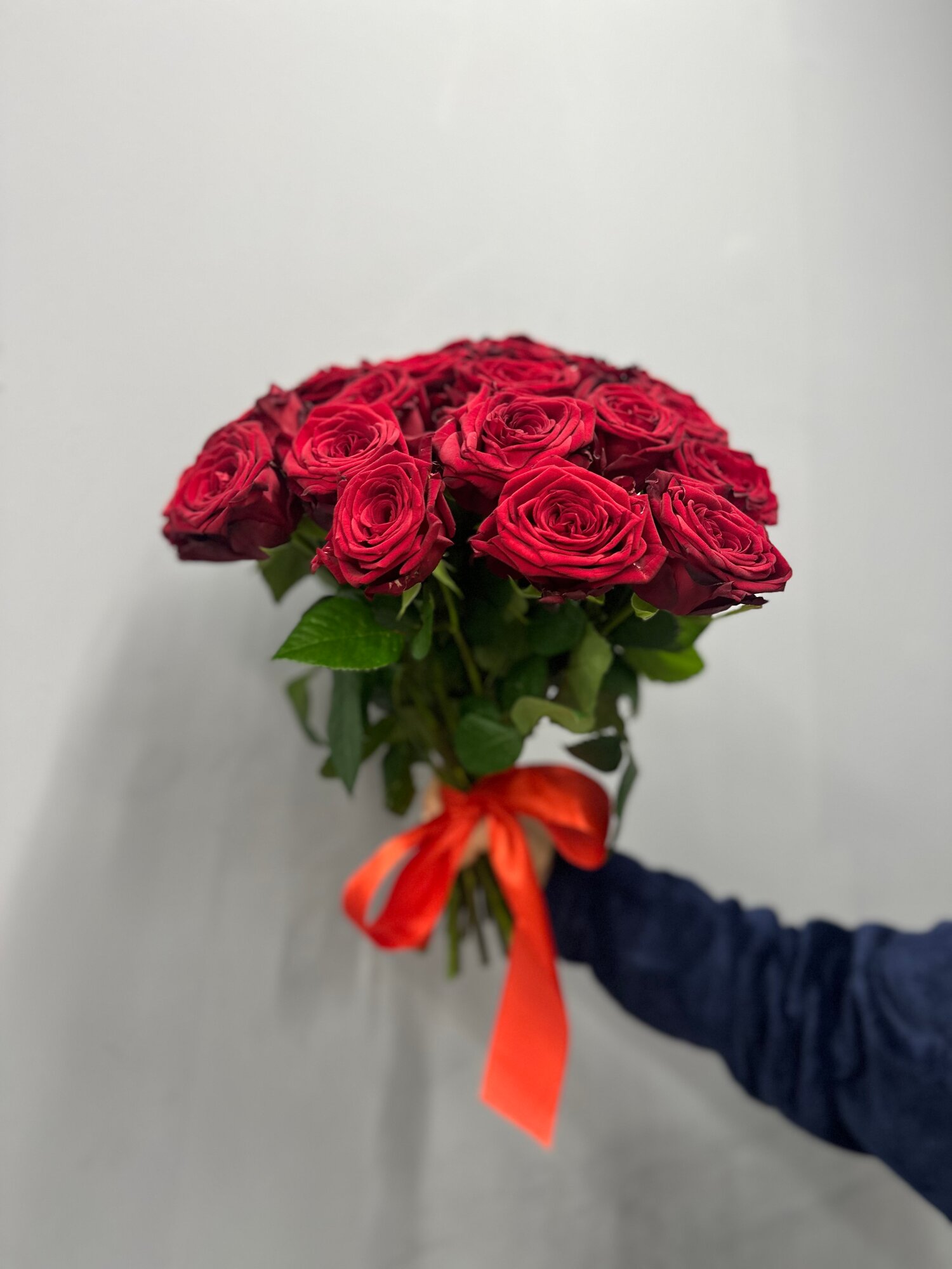 Живые цветы букет из красных роз , сорт Ред Наоми, 25 шт, 40см, под ленту