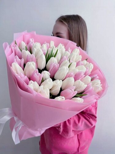 Изображение товара Нежный букет из 51 белого и розового тюльпана
