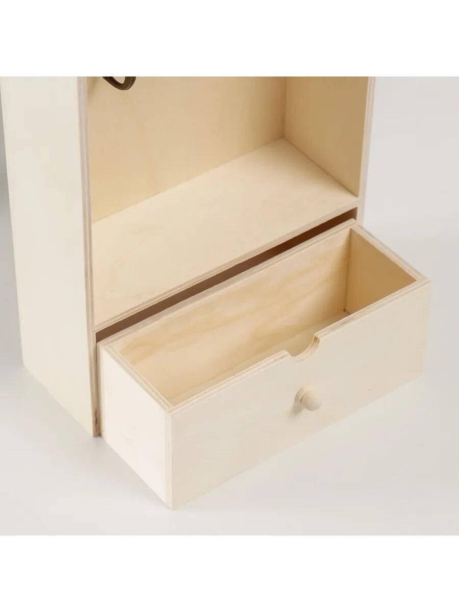 Стильная деревянная ключница с ящичками