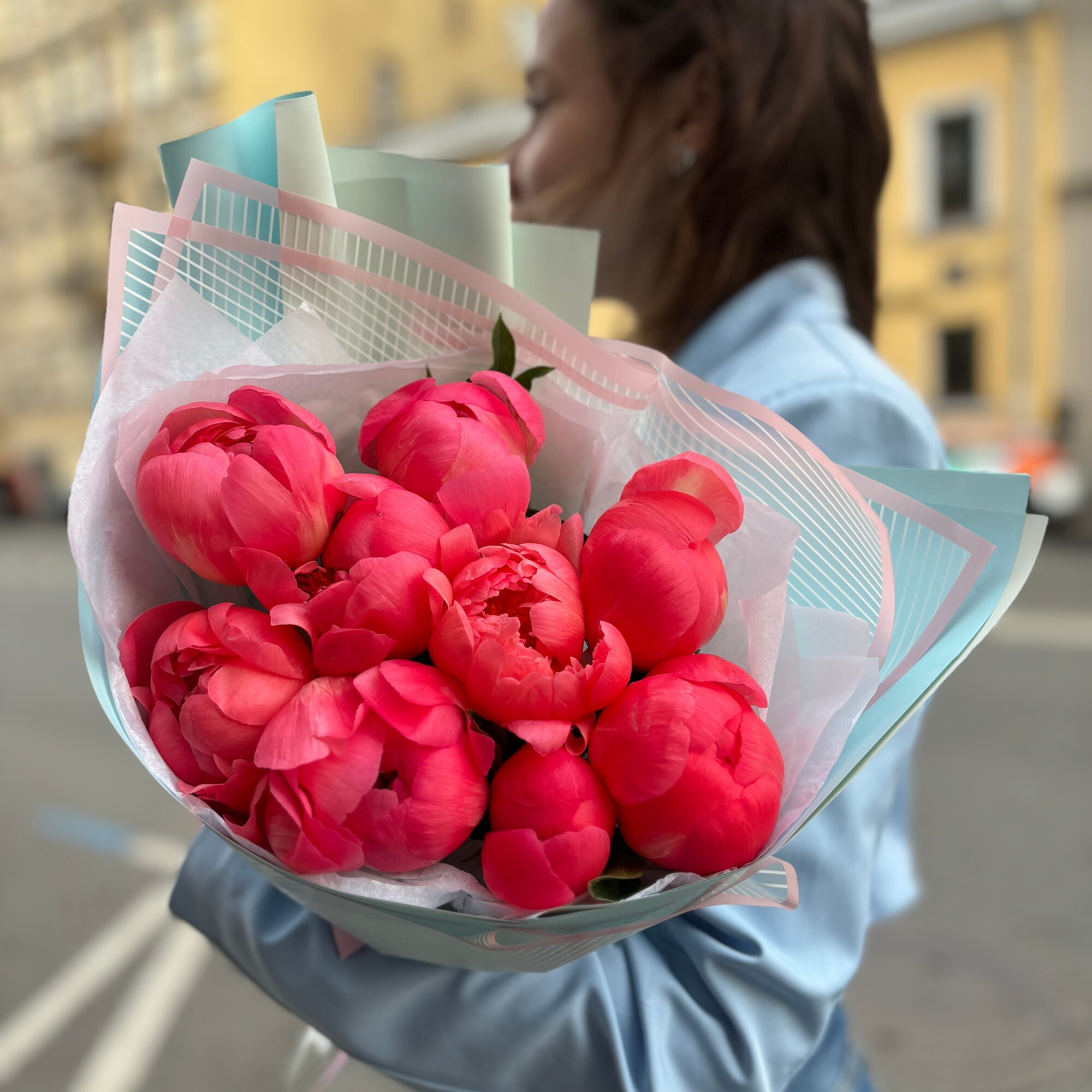 Монобукет "Коралловый пион", 9 цветов, дизайнерская упаковка, высота 50 см